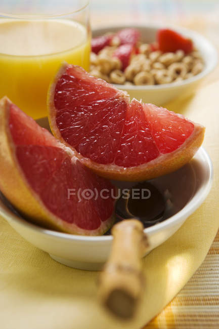 Grapefruitkeile in Schüssel — Stockfoto