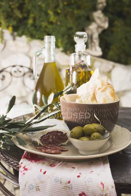 Formaggio con salame e olive in tavola — Foto stock