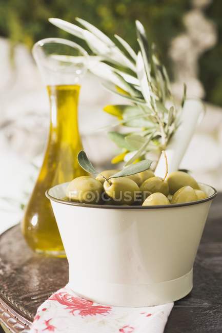 Olive verdi con rametto e olio d'oliva — Foto stock