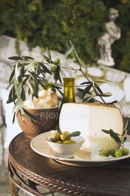 Oliven mit Käse, Cracker und Olivenöl — Stockfoto