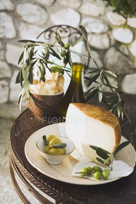 Olive con formaggio, cracker e olio d'oliva — Foto stock