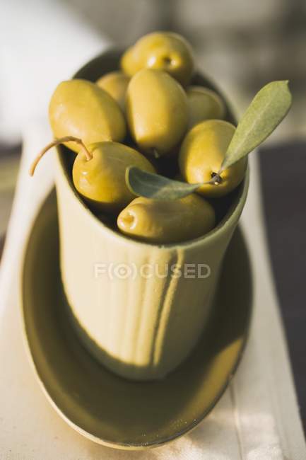 Aceitunas verdes en tazón - foto de stock