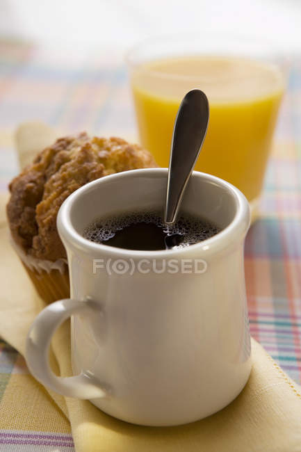 Tasse Kaffee, Muffin und Orangensaft — Stockfoto