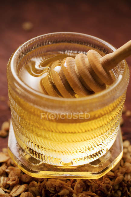 Honey dipper in jar — Stock Photo