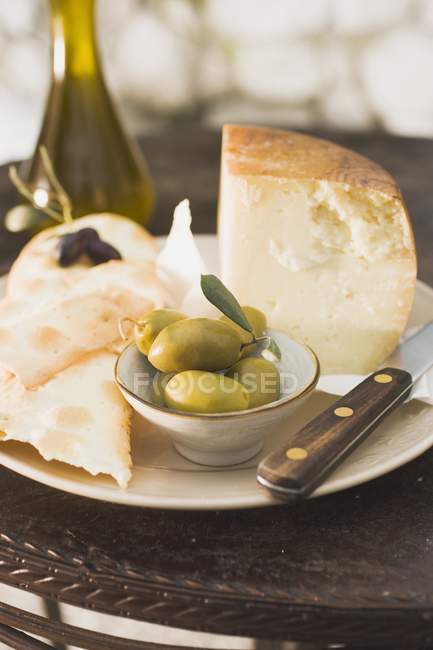 Formaggio con olive e olio d'oliva — Foto stock