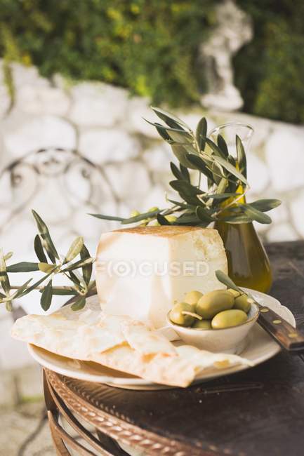 Queso con aceitunas y aceite de oliva - foto de stock