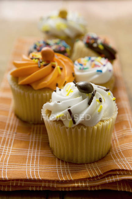 Assortiment de muffins décorés — Photo de stock