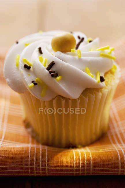 Muffin with cream topping — Stock Photo