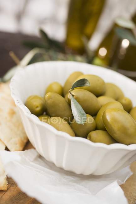 Зелені оливки в білій мисці — стокове фото