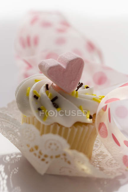 Muffin with heart decoration — Stock Photo