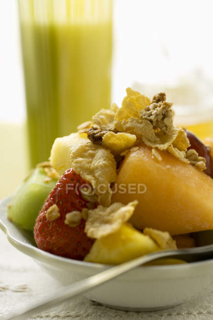 Muesli com frutas e flocos de cereais — Fotografia de Stock
