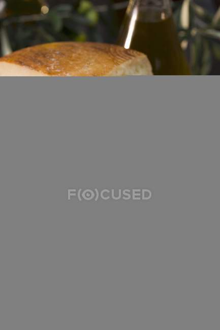 Salame con olive e parmigiano su superficie di legno — Foto stock