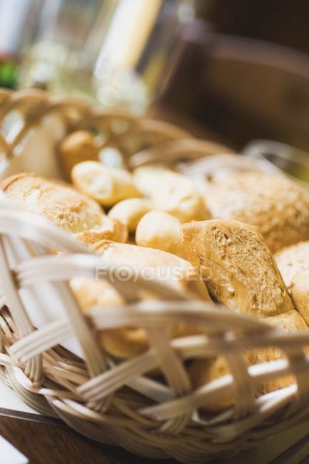 Крупный план хлебных рулонов в плетеной корзине — стоковое фото