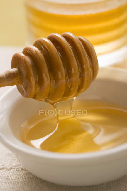 Wooden honey dipper — Stock Photo