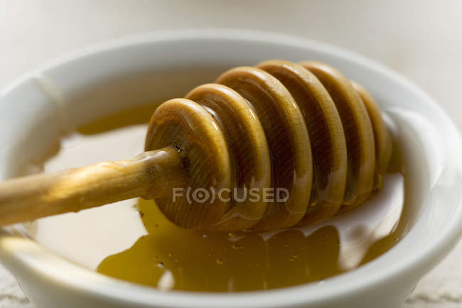 Trempette au miel en bois — Photo de stock