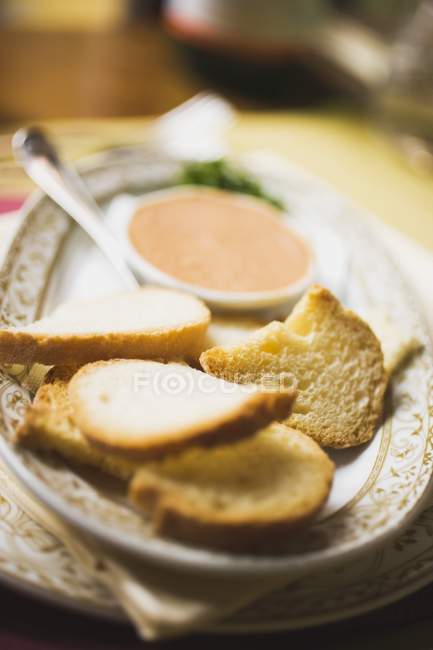 Pane tostato con pesce — Foto stock