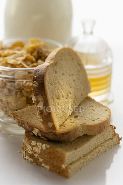 Fatias de pão na superfície branca — Fotografia de Stock