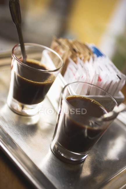 Vista da vicino di due bicchieri di Espresso con cucchiai — Foto stock