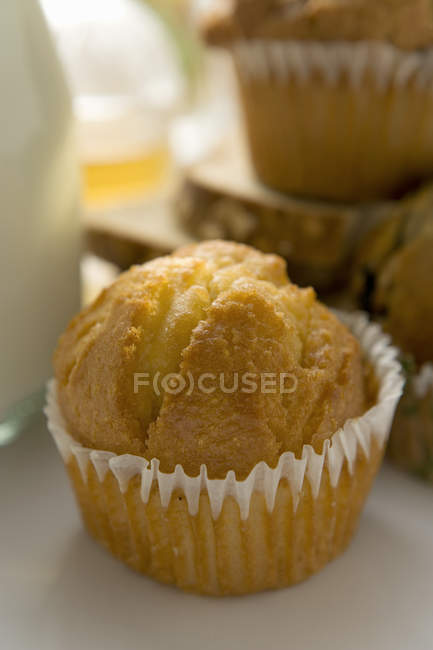 Muffin en una mesa de desayuno - foto de stock