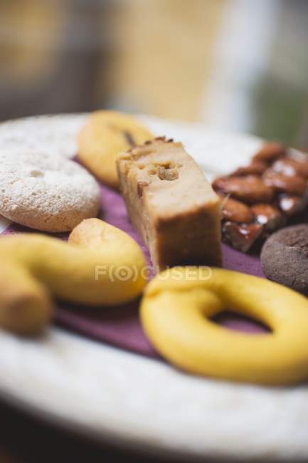 Biscuits assortis sur plaque — Photo de stock