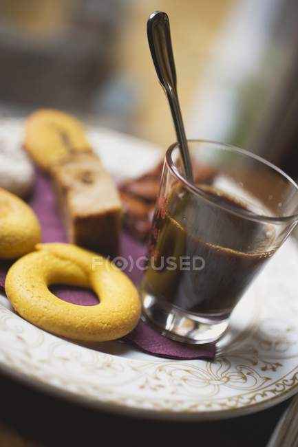 Vaso de espresso y galletas - foto de stock