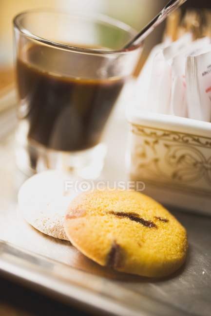 Bicchiere di espresso e biscotti italiani — Foto stock