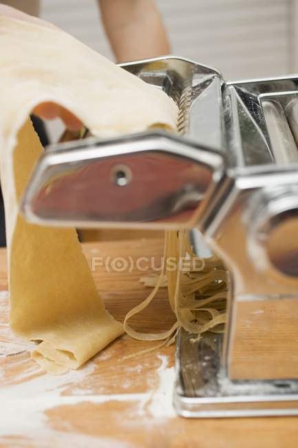 Making homemade ribbon pasta — Stock Photo