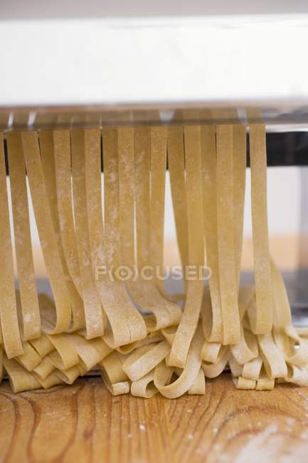 Fabrication de pâtes ruban maison — Photo de stock