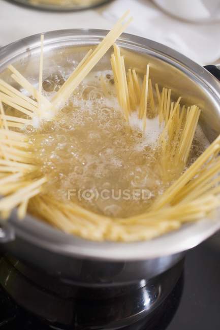 Pacote de massa de espaguete em panela — Fotografia de Stock