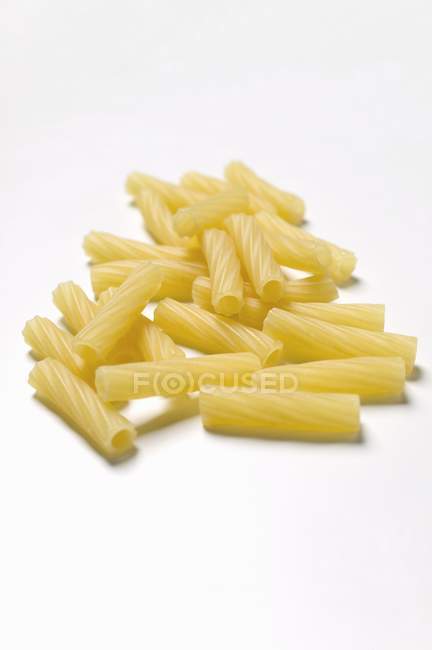 Mazzo di pasta rigatoni crudi — Foto stock