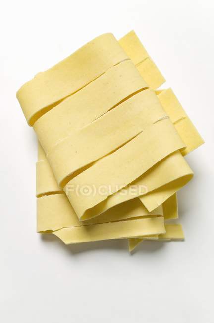 Ramo de pasta Pappardelle cruda - foto de stock
