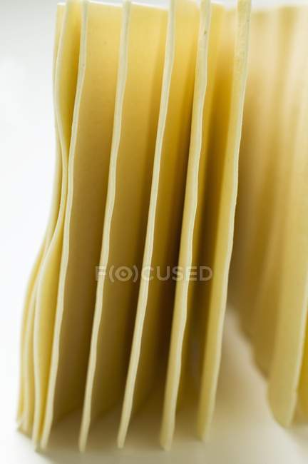 Mazzo di fogli grezzi di lasagne — Foto stock
