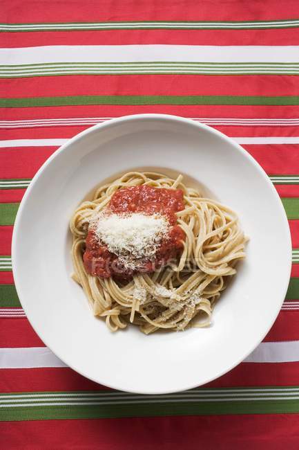 Bandnudeln mit Tomatensauce und Parmesan — Stockfoto