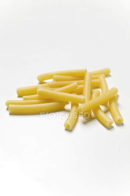 Ramo de pasta Sedanini cruda - foto de stock