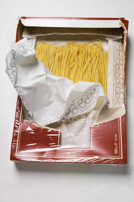 Pastas secas de espagueti en envases - foto de stock