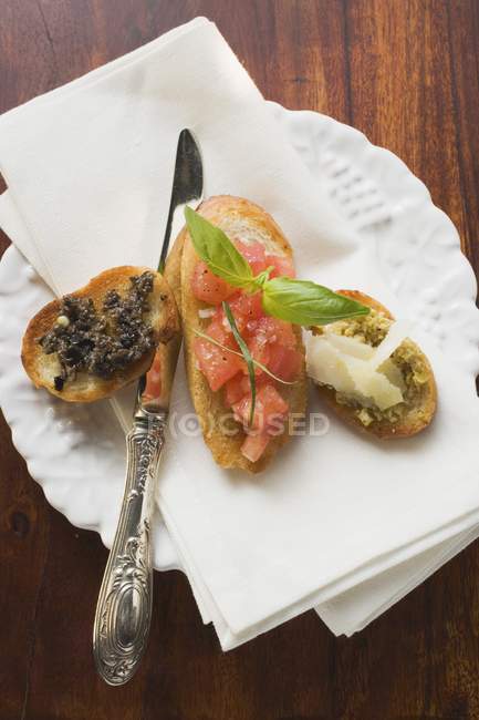 Brochette et crostini sur assiette — Photo de stock
