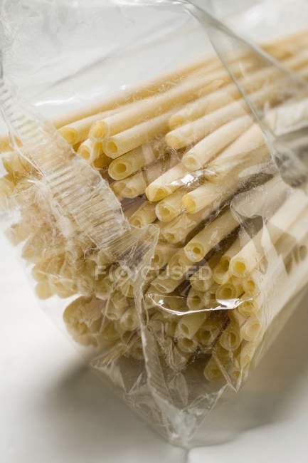 Macarrones crudos en envases - foto de stock