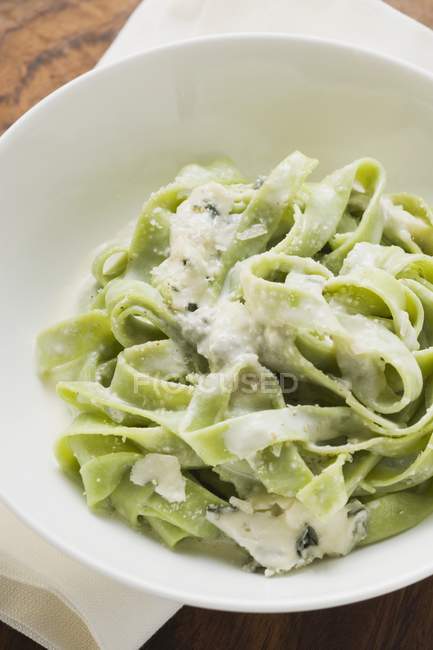 Green ribbon pasta with cheese — Stock Photo