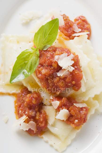 Pâtes raviolis à la sauce tomate — Photo de stock
