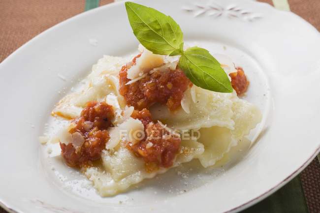Pâtes raviolis à la sauce tomate — Photo de stock