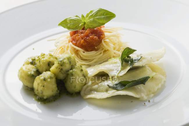 Спагетті, ноккі та равіолі макарони — стокове фото