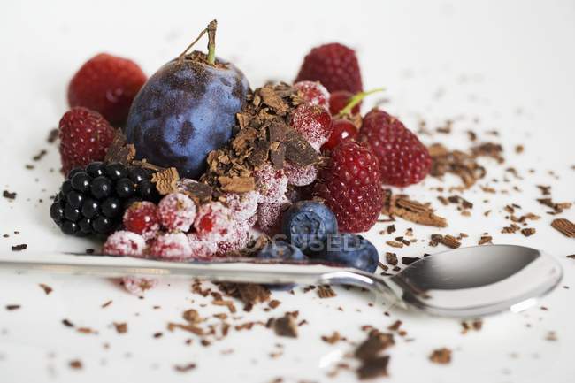 Closeup view of mixed berries with chocolate shavings — Stock Photo