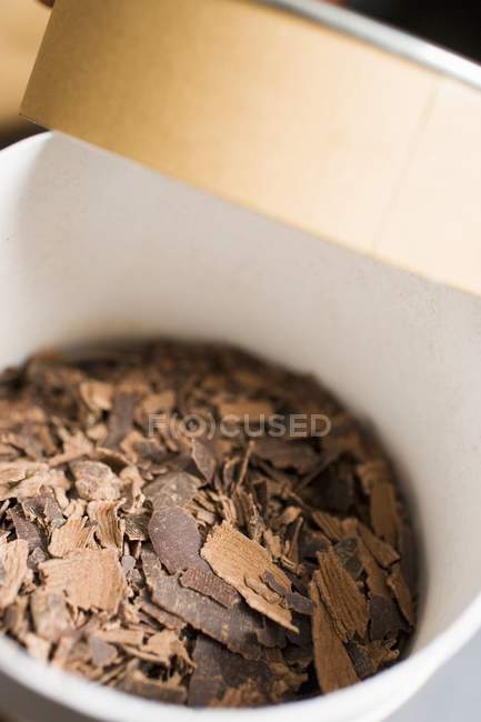 Virutas de chocolate en caja — Stock Photo