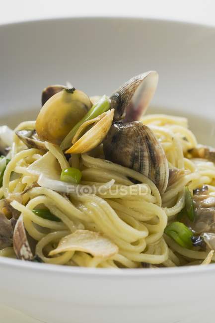 Linguine pasta with clams — Stock Photo