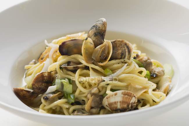 Linguine pasta with clams — Stock Photo