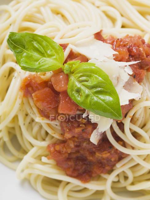 Spaghetti con salsa di pomodoro e basilico — Foto stock