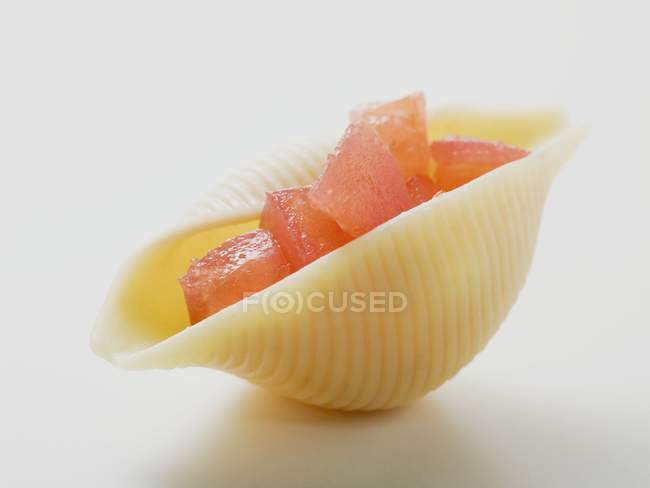 Cáscara de pasta llena de tomate picado - foto de stock