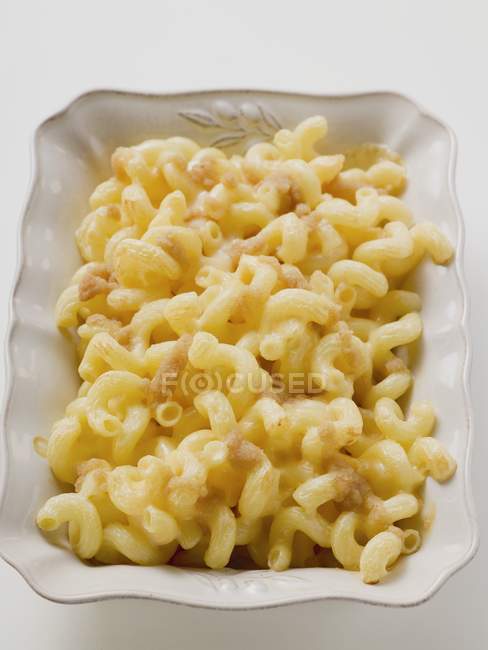 Macarrones con queso en tazón - foto de stock