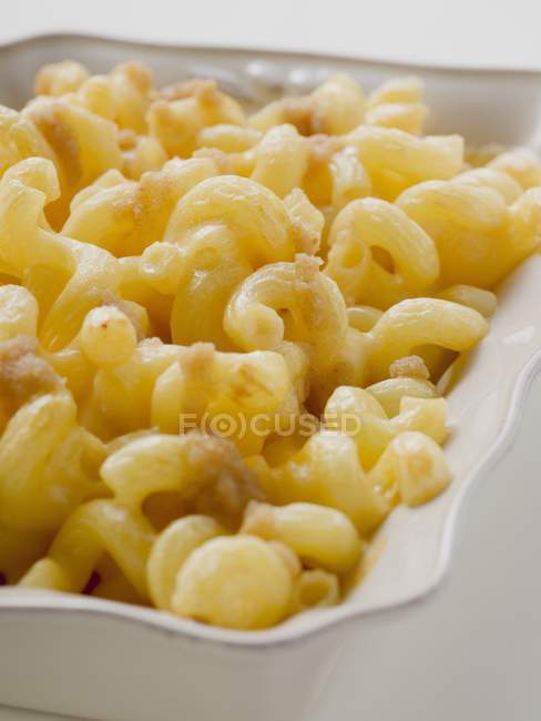 Macaroni au fromage dans un bol — Photo de stock