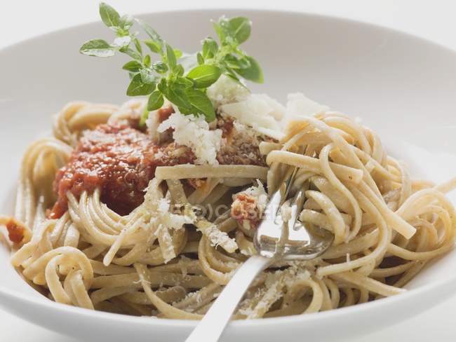 Linguine Pasta mit Tomatensauce — Stockfoto